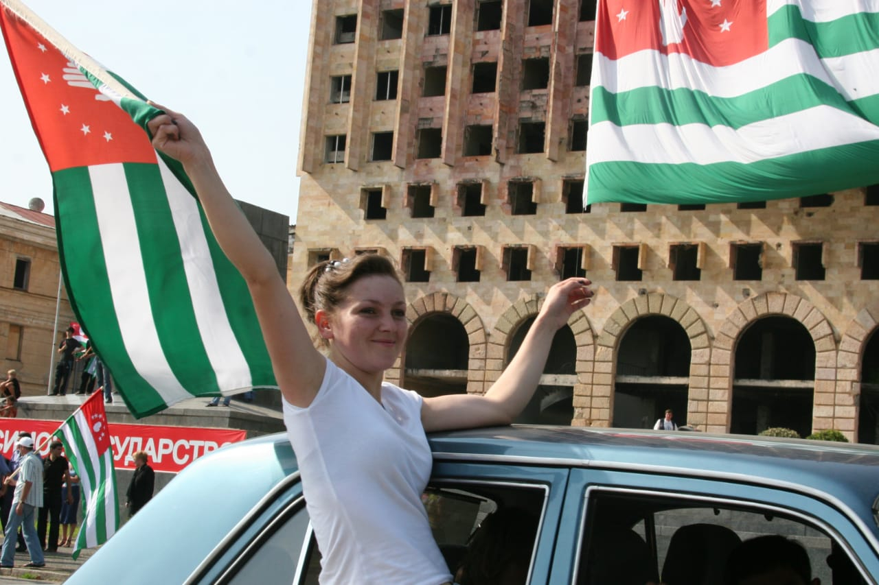 Россия республика независимость. Сднëм независимости Абхазии. Флаг Абхазии. Признания независимости Республики Абхазия. Флаг Республики Абхазия.