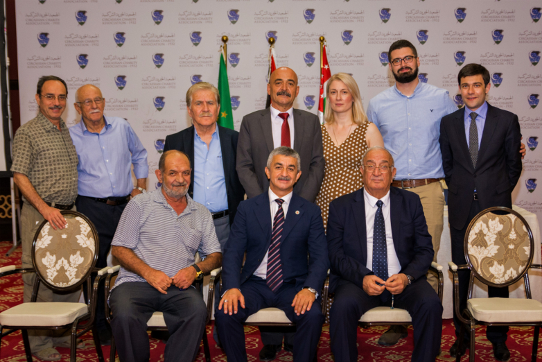 Фото на память по итогам встречи делегации ВААК с абхазо-абазинской диаспорой Иордании, 26 августа 2019 года