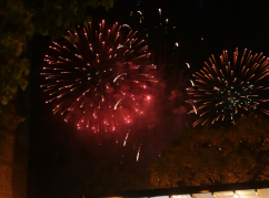 في ختام الاحتفال بيوم 26 أغسطس، أضاءت المفرقعات(ساليوت) سماء العاصمة سوخوم