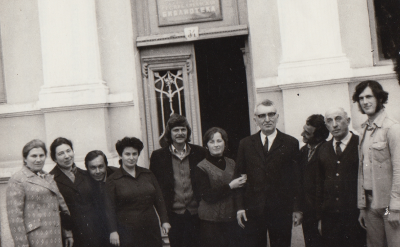 Abhazya Beşerî Bilimler Enstitüsü, 1972-1973. Valya Koncaria, Lidya Çkadua, bilinmiyor, Svetlana Naçkebia, Hollandalı dilbilimci, Nelli Arşba, Huhut Bgajüba, bilinmiyor, Georgiy Şakirbay, Hollandalı dilbilimci