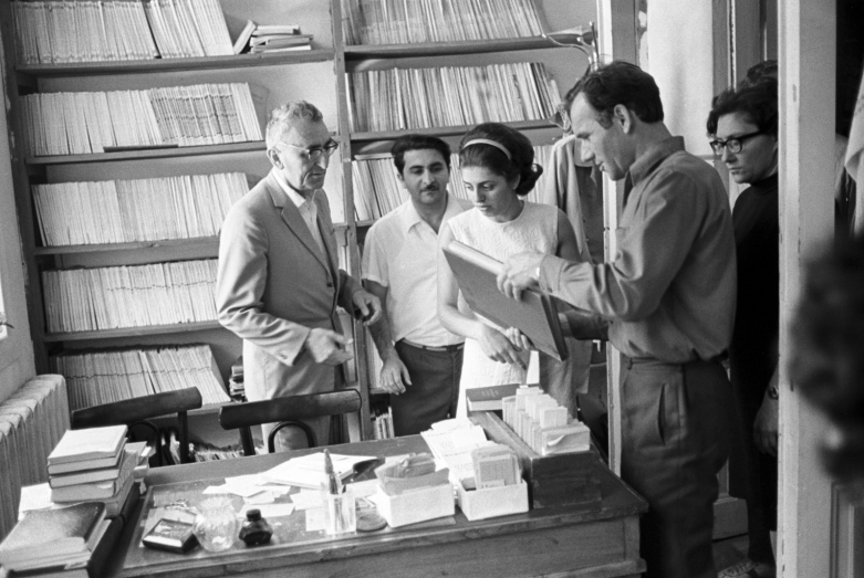 خوخوت بغاجبا مع موظفي المعهد الأبخازي للدراسات الإنسانية 1973
