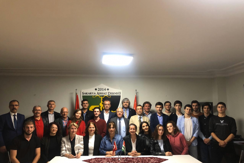 İnar Gıtsba, Vadim Haraziya, Cansuh Lazba ve Ahmet Hapat, Sakarya Üniversitesi'nde okuyan Abhazyalı öğrencilerle bir araya geldiler.