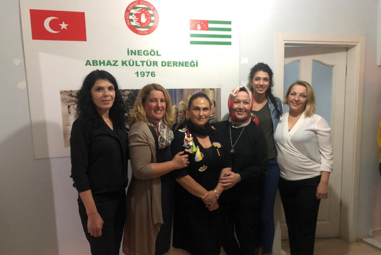 Türkiye Cumhuriyeti İnegöl şehrinde Abhaz-Abaza ulusu temsilcileri ile bir toplantı gerçekleştirildi. 