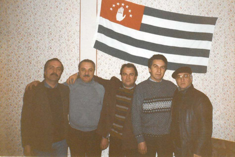 Энвер Капба (второй слева) и Владислав Ардзинба во время Отечественной войны народа Абхазии 1992-1993 годов в городе Гудаута