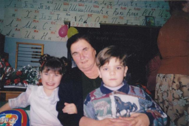 Нелли Тарба с внуками Ананой и Арзаметом Ломиа