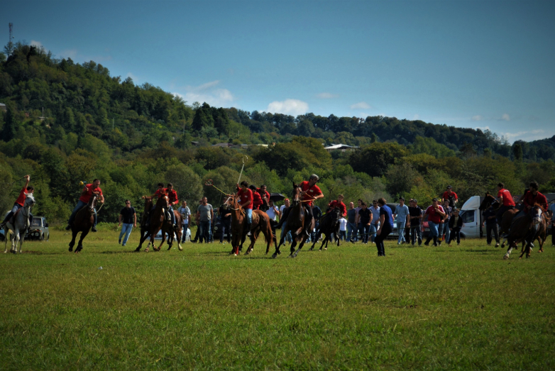 Mıku köyünde gerçekleştirilen at yarışları
