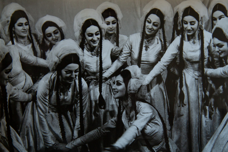 Kızların dansı «Mutluluk», 1985-1986 yılı