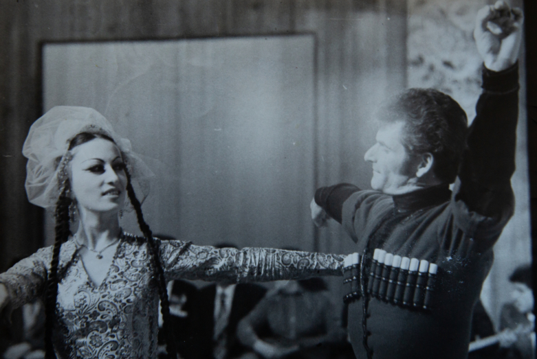 “Dost aile bir arada” TV programı çekimleri sırasında. Fotoğraftakiler: Gerzmaa ailesi, Levarsa ve Maya kardeşler, Moskova, 1980 yılı