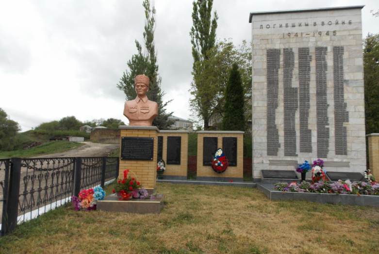 Bust of Shugaib Khabatov in the village of Krasny Vostok