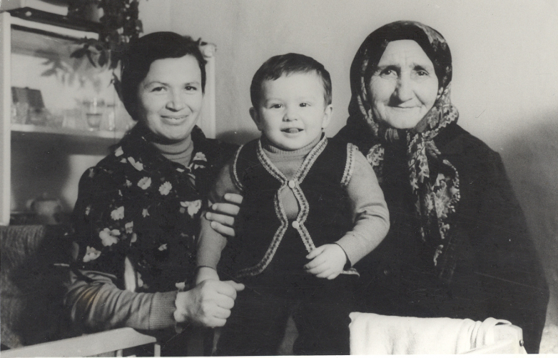 والدة إسميل بيدجيف هاجر وزوجته سيما مع المولد الاول محمد