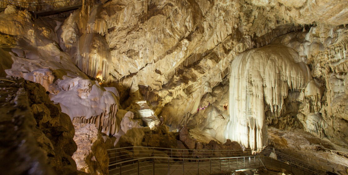 Новоафонскую пещеру посещает в среднем более 300 тысяч туристов в год. На фото: Зал «Апсны», который считается самым красивым залом Новоафонской пещеры.