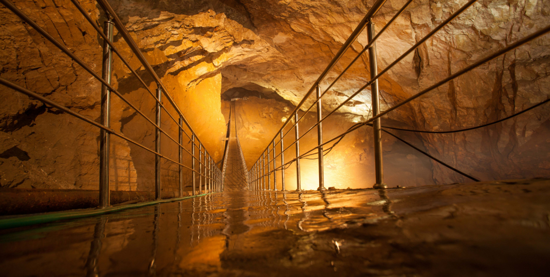 Три зала пещеры доступны только для проведения научных исследований. Это зал «Спелеологов», зал имени первооткрывателя пещеры Гиви Смыр и зал «Геликтитовый грот». На фото: зал «Махаджиров»
