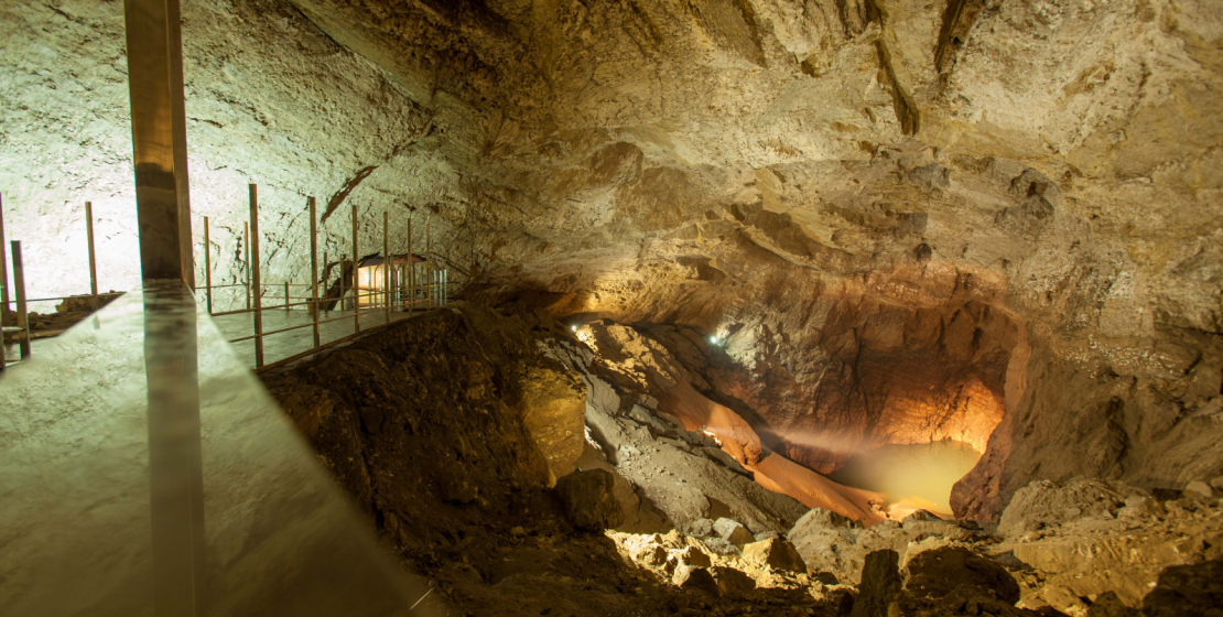 Самая нижняя точка в пещере – «зеркало озер» – находится на высоте 36 метров над уровнем моря, толщина сводов здесь достигает 200 метров. На фото: зал «Анакопия».