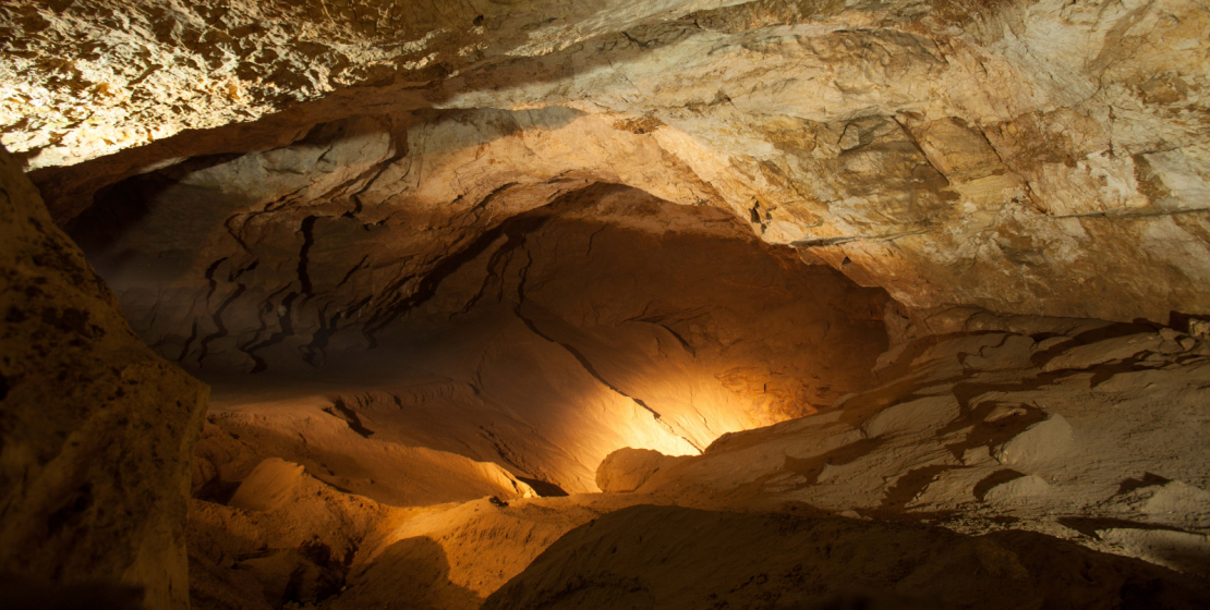 Температура воздуха в пещере – 14 С, воды – 10-11 С, относительная влажность воздуха – около 100%. На фото: зал «Нартаа».