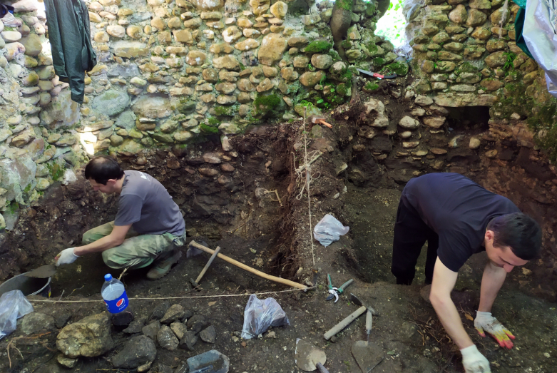 Arkeologlar iş başında. 39 numaralı kule kazısında bulunanlar