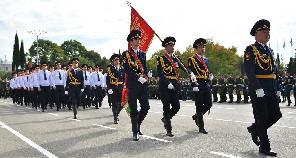 Парад в честь 25-летия Дня Победы и Независимости