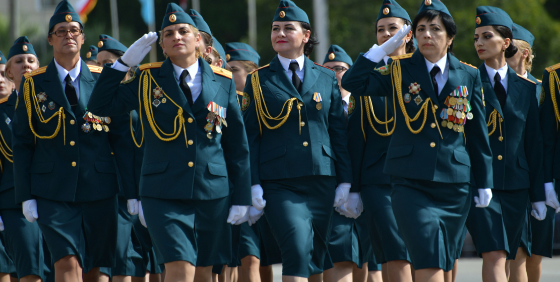 Bağımsızlık ve Zafer Bayramının 25.yılı şerefine askeri geçit töreni düzenlendi. 