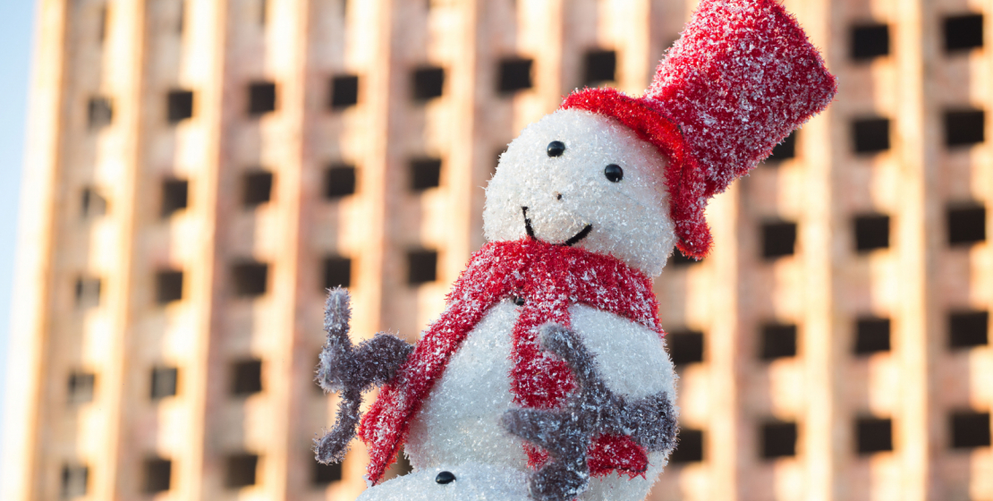Веселый Снеговик радует детей и взрослых.