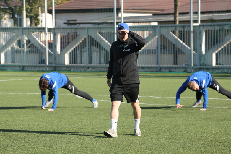 تدريبات لاعبي كرة القدم في أكاديمية زينيت للأطفال والشباب لكرة القدم في أبخازيا.