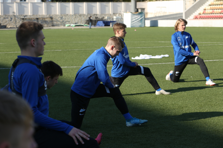 Тренировка футболистов детско-юношеской Академии футбола «Зенит» в Абхазии. 