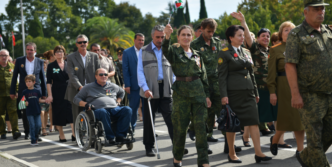 Bağımsızlık ve Zafer Bayramının 25.yılı şerefine askeri geçit töreni düzenlendi. 