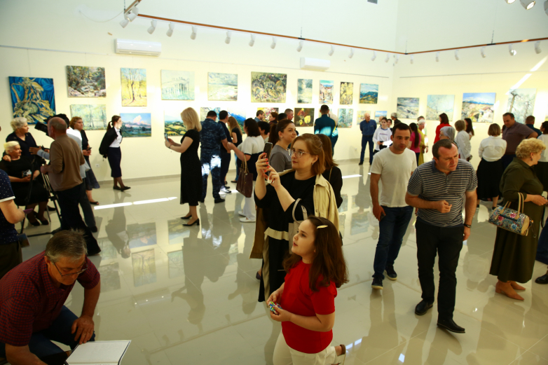 «Абхазия в красках»: выставка работ Елены Назаровой открылась в Гудауте