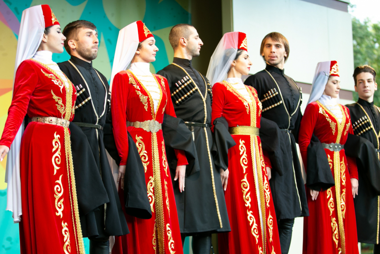 «Krasnaya Presnya» parkında gerçekleştirilen Abhaz kültür festivali «Apsnı» da geleneksel Abhaz dansları gösterisi sunuldu