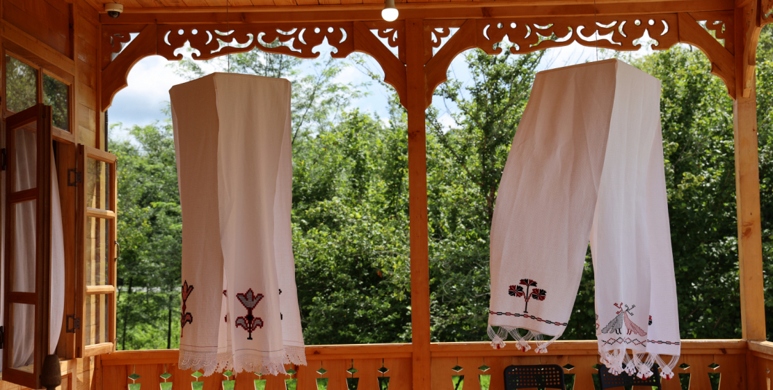 На фото: абхазские традиционные четырехконечные полотенца. Бывают и восьми- и 12-конечные, но их крайне сложно найти. Такие полотенца развешивали в доме по праздникам. Таким образом хозяйка, вдобавок ко всему, демонстрировала свои умения в рукоделии.