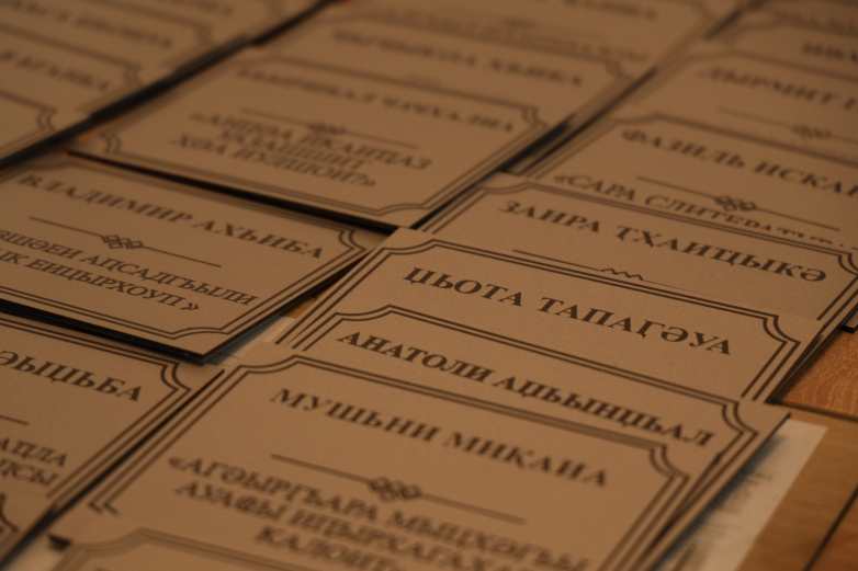 ВААК установил таблички с именами поэтов в Парке писателей в селе Баслаху
