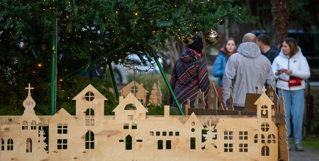 . أصبحت شجرة عيد الميلاد في نوفي أفون أيضًا مكانًا ينجذب اليه الأطفال والكبار.