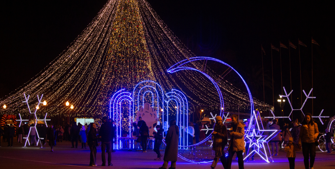 The area around the Christmas tree in the capital is literally covered with phosphorous and luminous objects.