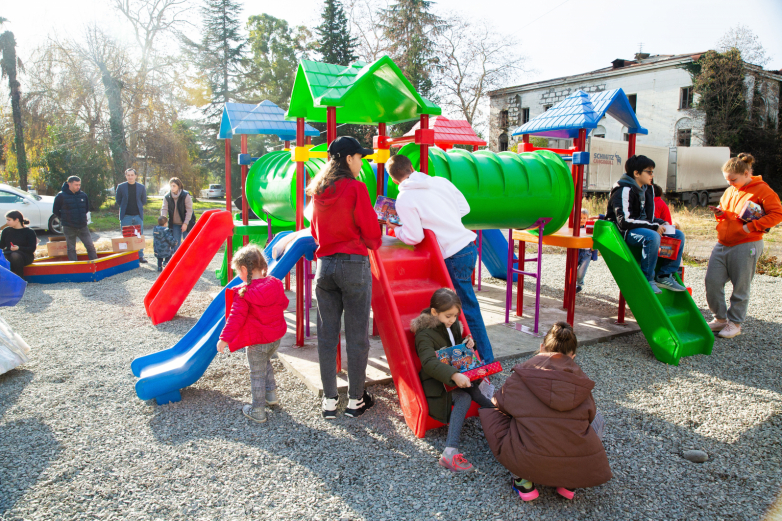 В канун Нового года ВААК установил детскую площадку по улице Адыгейская в Сухуме
