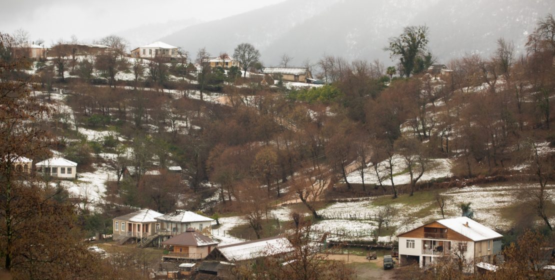 منازل وفناءات قرية اتشاندارا مغطاة ببطانية ناعمة رقيقة من الثلج.