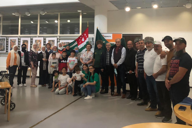  İshak Kuşha, Abhaz ve Adige yurttaşları ile Helsi'deki Abhaz Kültür Merkezi'nde