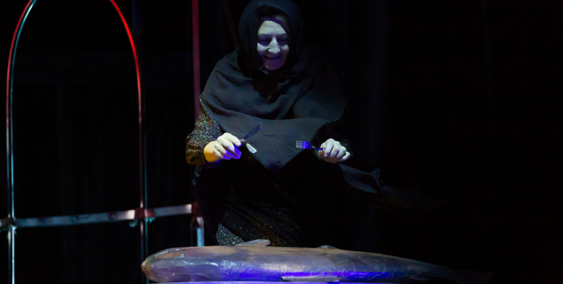 لا شيء يظهر فقط في المسرحية: على سبيل المثال ، ترمز السمكة على المسرح  طريقة تسميم نيستور لاكوبا أثناء زيارة لافرينتي بيريا في جورجيا.