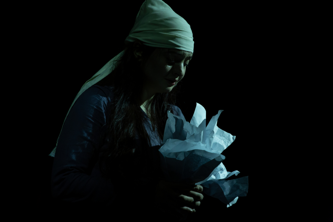 На сцене оживает известная фотография Сарии с астрами, только у исполнительницы главной роли в руках не живые цветы, а бумажные.