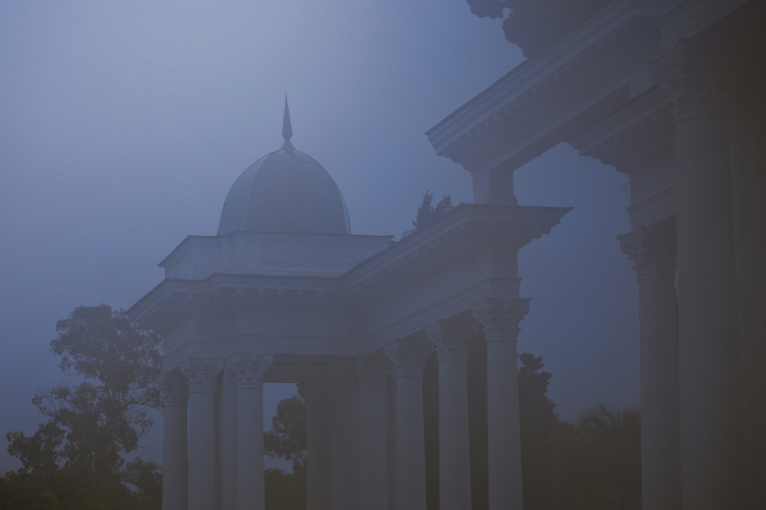 Знаменитая колоннада на Набережной неожиданно вырастает перед тобой из туманной дымки.