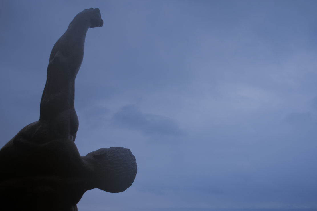 Никогда не сдаваться, даже когда падаешь! Наверное, вы силитесь догадаться, кто это – Аполлон или Геракл – возвел кулак к небу? На самом деле это часть монументальной композиции в память о вынужденных переселенцах с Кавказа авторства художника и скульптора Геннадия Лакоба. 