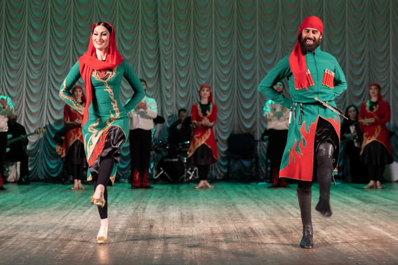قام اعضاء مسرح الأباظة وفرقة الرقص الشعبي في جمهورية قراتشاي تشركيسيا بجولة عروض في أبخازيا
