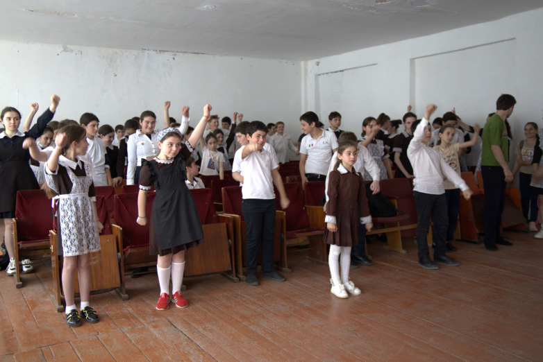 الألعاب الوطنية و ماستر- كلاس: نظم الكونغرس العالمي لشعب الاباظة دروسًا لطلاب المدارس في قرية أوتخارا