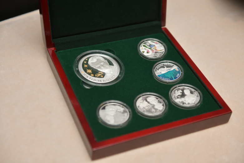 Commemorative coins 