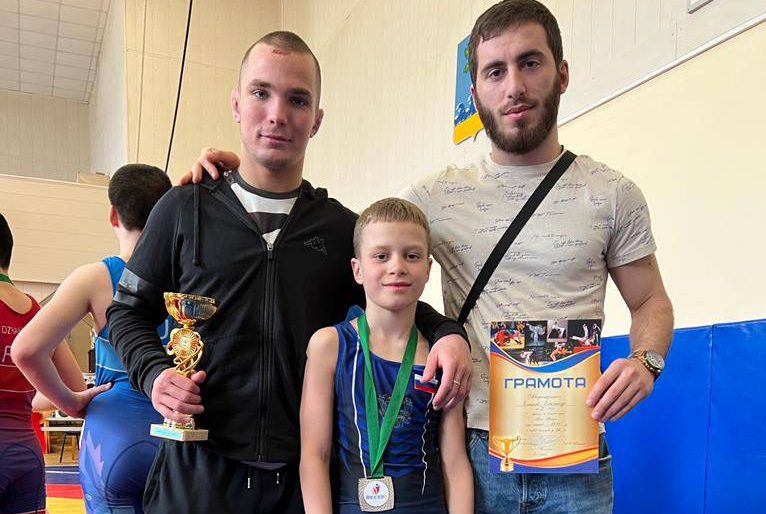 Denis Kvarandzia with a graduate of the freestyle wrestling section of the Union Wrestling SPB.
