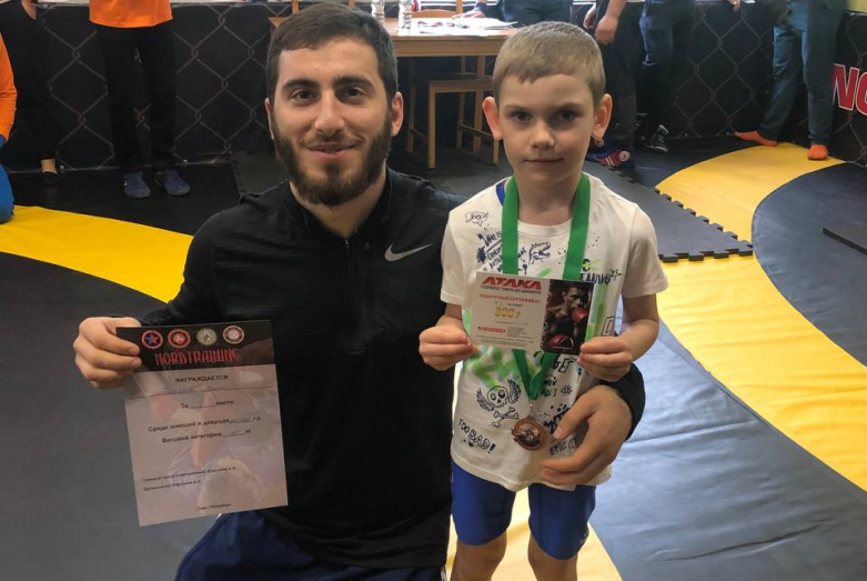 Denis Kvarandzia with a graduate of the freestyle wrestling section of the Union Wrestling SPB.