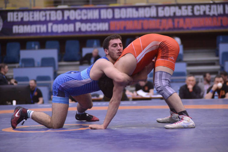 Denis Kvarandzya, Rusya Şampiyonası'nda gençler arasında serbest güreşte.