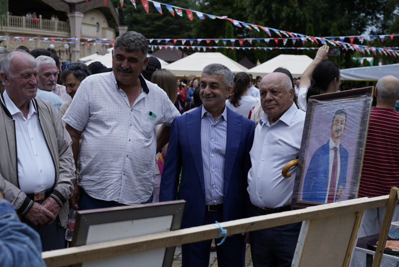 Sevinçte birleşmek: KÇC'de Abaza Kültür Günü ve Abhaz Bayrak Günü düzenlendi