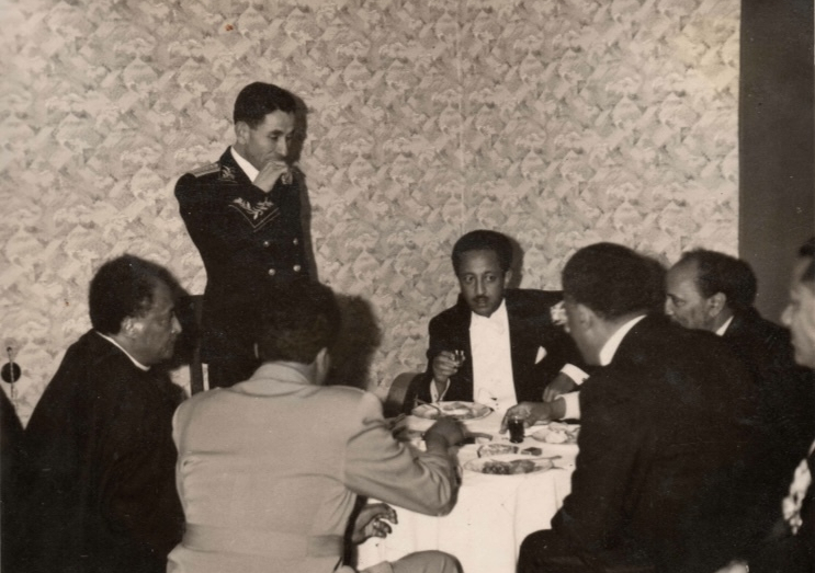 غريغوري شولومبا في حفل عشاء. على يمينه: إمبراطور إثيوبيا هيلا سيلاسي، و على يساره: ولي العهد أمها سيلاسي