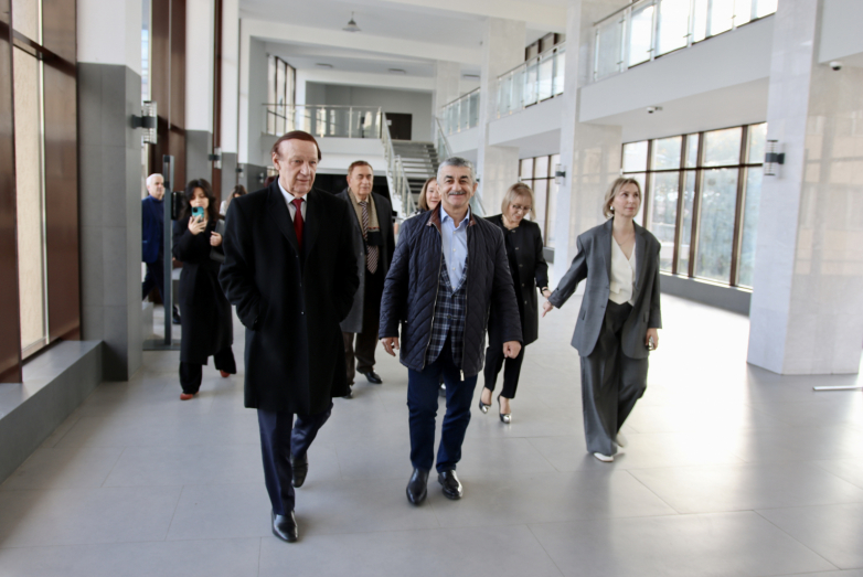 Мусса Экзеков совместно с делегацией из Карачаево-Черкессии посетил АГУ
