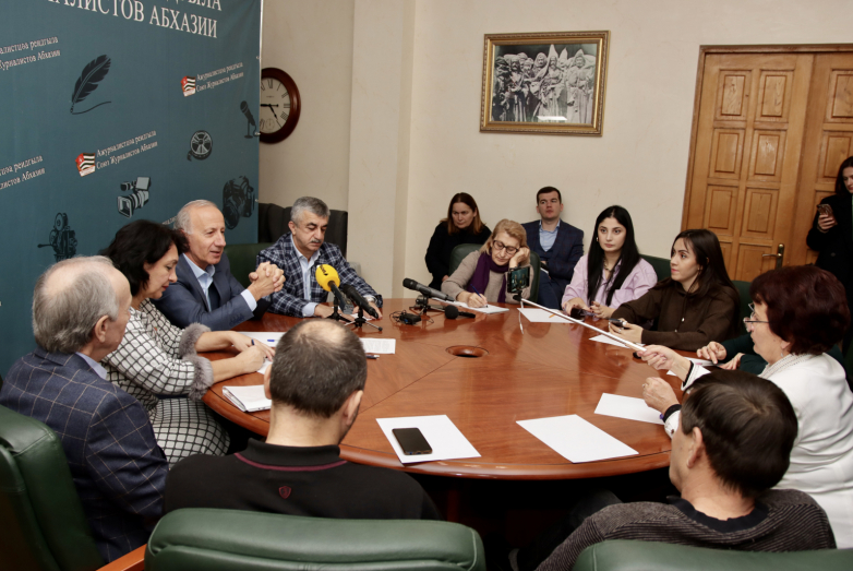 Musa Eqzek'in Abhazyalı gazeteciler için düzenlediği basın toplantısı Sohum'da düzenlendi