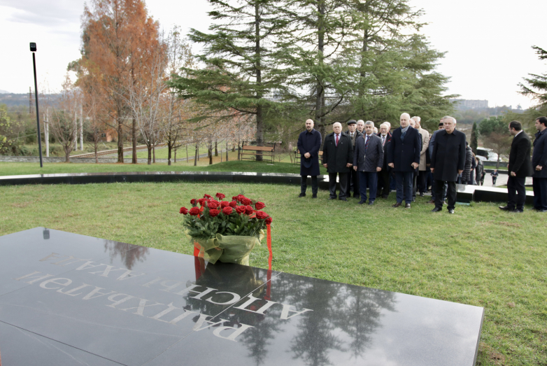 Musa Eqzek ve DAK VIII Kongresi delegeleri Vladislav Ardzınba'nın anıtına çiçek bıraktılar.