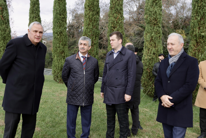 Мусса Экзеков и делегаты VIII Cъезда ВААК возложили цветы к мемориалу Владислава Ардзинба